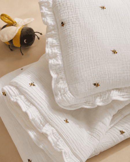 Komplet haftowanej pościeli muślinowej  Happy Bee