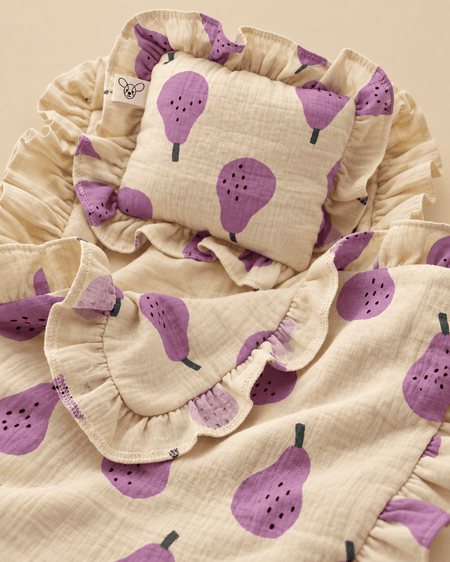 Muślinowy komplet pościeli dla lalek z falbanką- Purple Pears